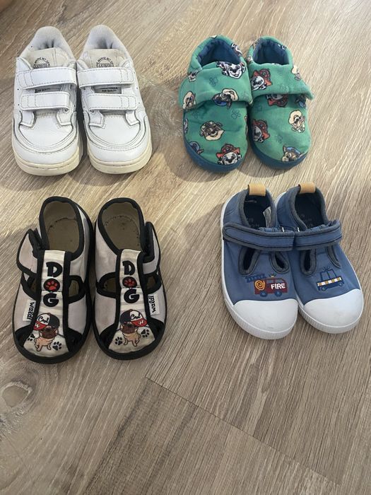 Кросівки , тапочки