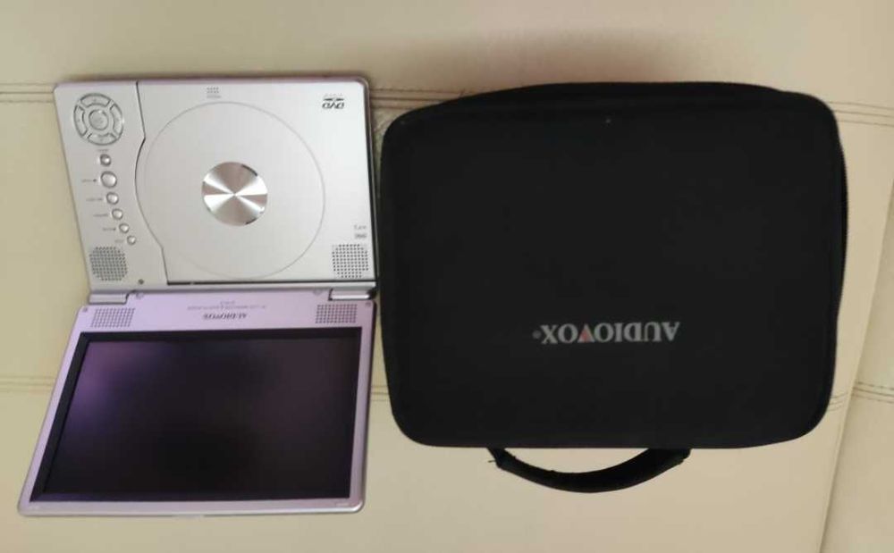 DVD player portátil Audiovox D1812 (8") com bolsa