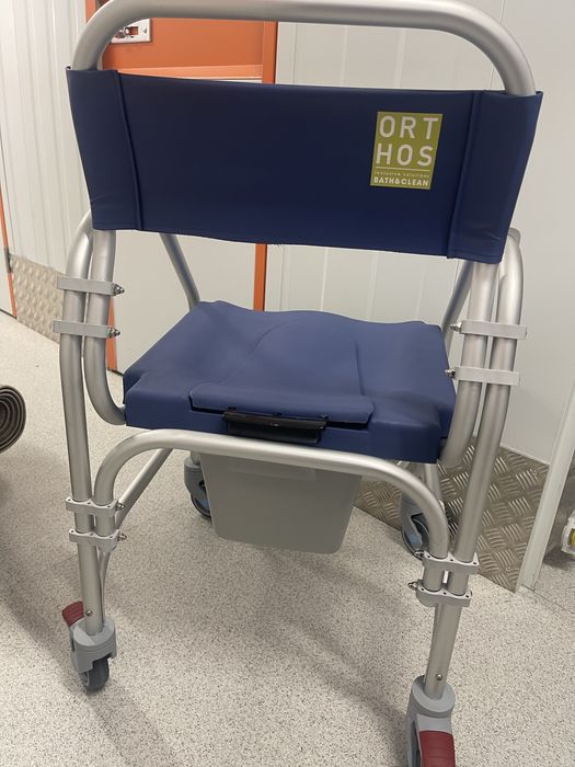 Cadeira de rodas para duche e wc