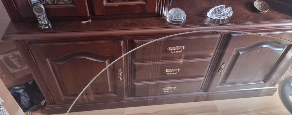 Estante De Sala  em Madeira Maciça Com Gavetas e Porta de vidro