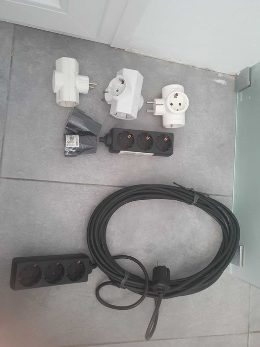 Lote: Extensão elétrica de 10 metros (base múltipla) + 3 adaptadores + 1 base múltipla e 2 bases bipolares fêmeas. Tudo por apenas 15€.