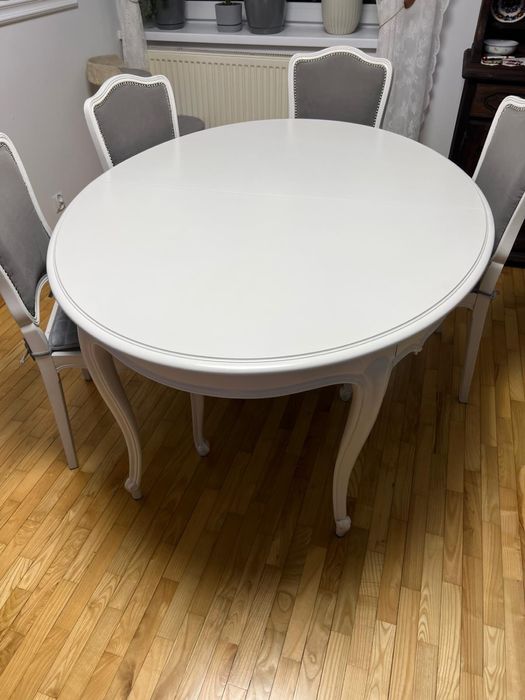 Stół drewniany z krzesłami