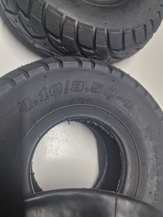 Conjunto de dois pneus com câmaras de ar incluídas. Medida 4.10/3.50-4.

- Inclui 2 pneus.
- Inclui 2 câmaras de ar.