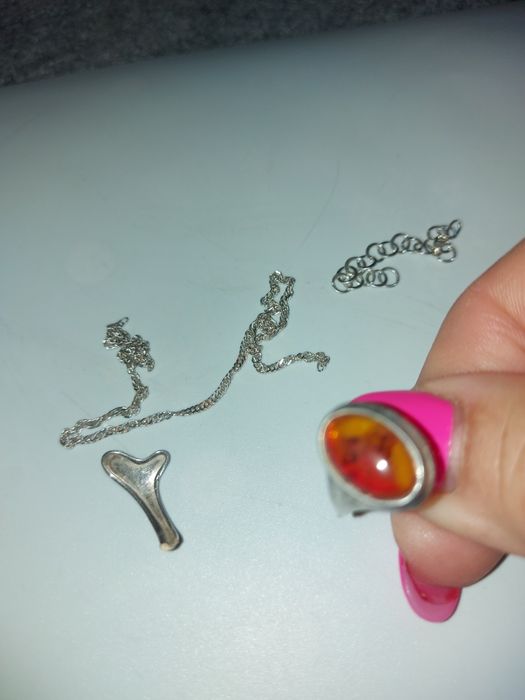 Przełamany pierścionek  ze srebra z bursztynem