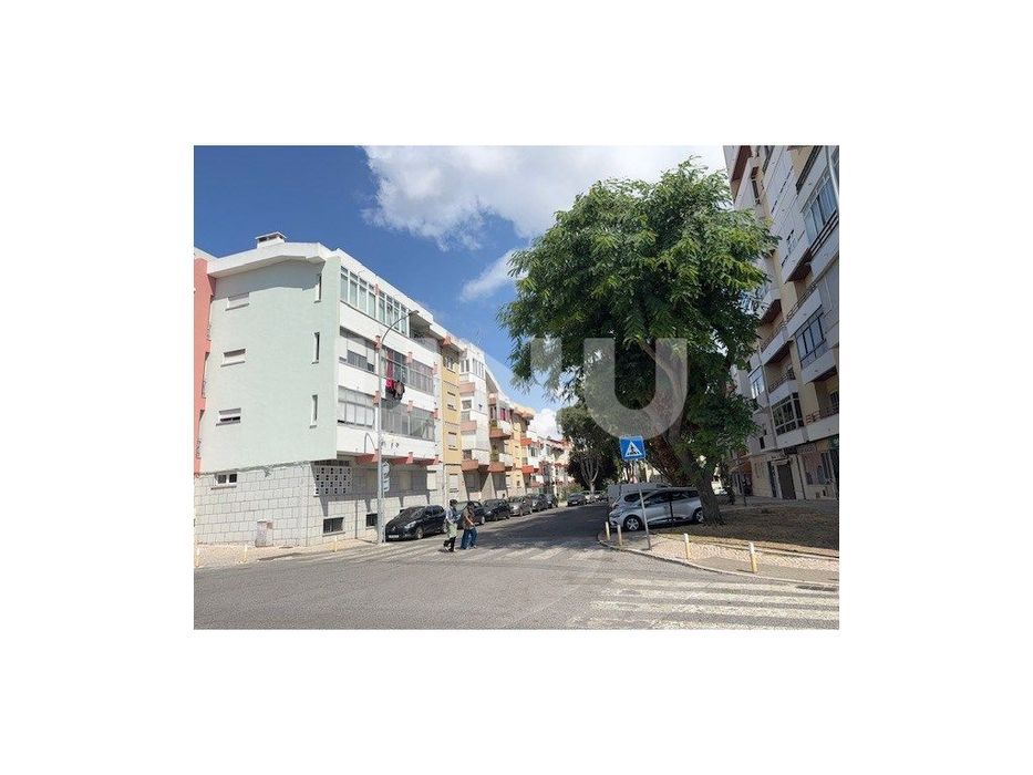 2-Bedroom Apartment in Amadora with Abundant Natural Light