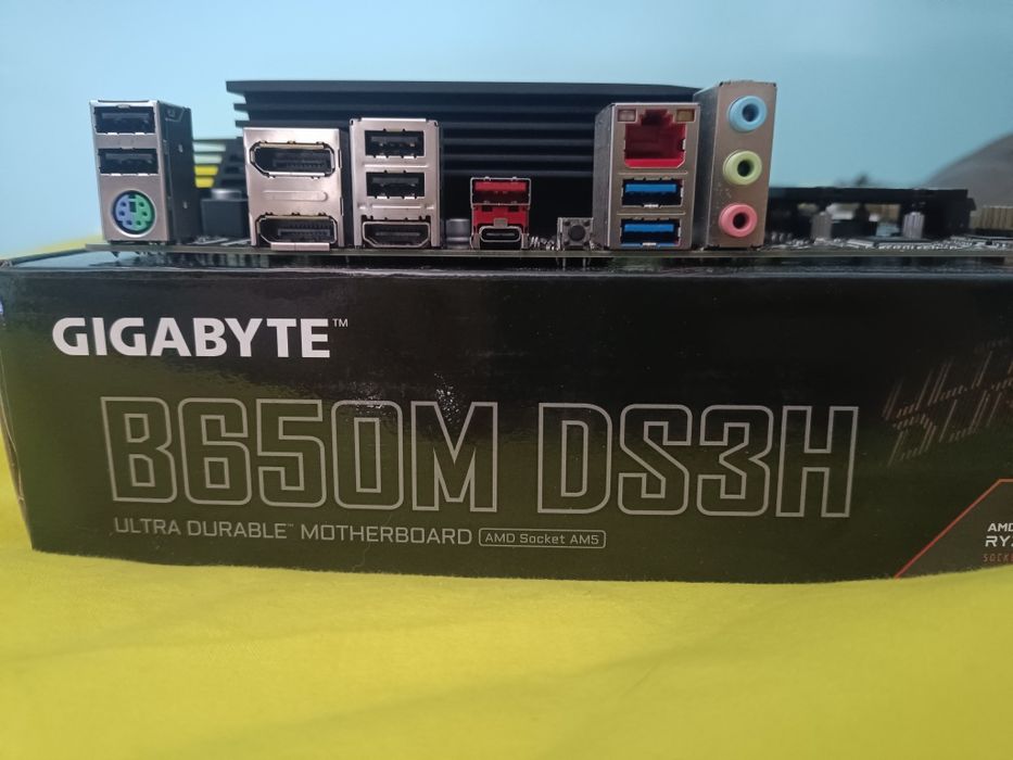 Motherboard Gigabyte B650M DS3H Socket AM5 (DDR5) [Como Nova]