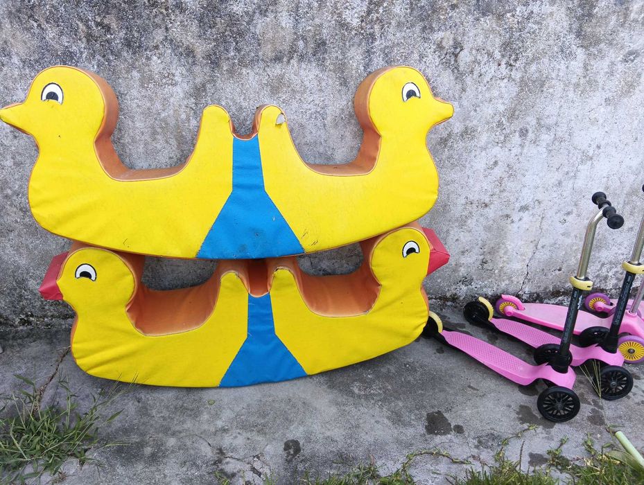 CONJUNTO Baloiço rotativo 360º  ••                                 4x trotinetes               •••  2x balancés de espuma                        •••••