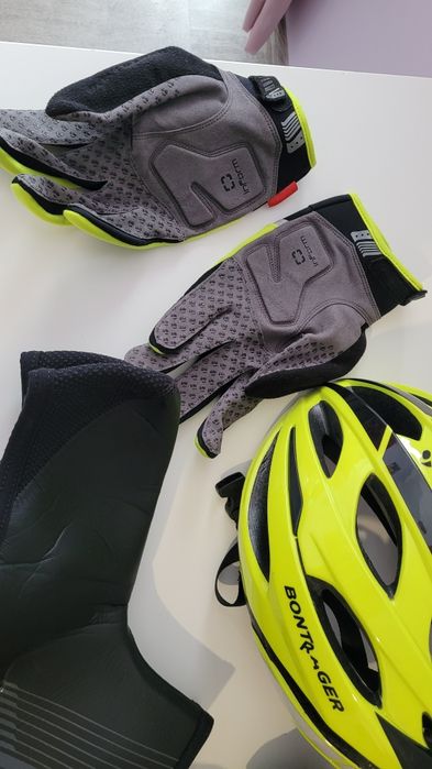 Zestaw ubrań i akcesoriów rowerowych