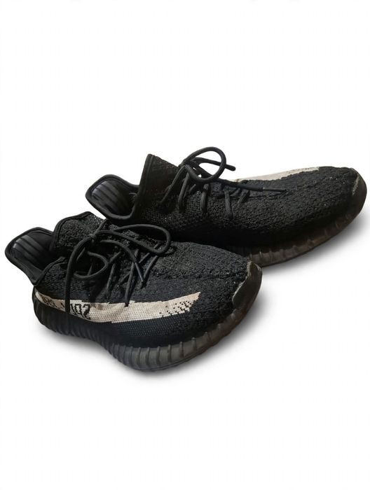Na sprzedaż kultowe Yeezy Boost 350 V2 w kolorystyce Oreo / Black White.