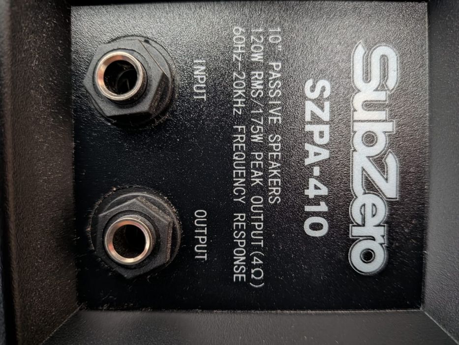 Mesa e caixas de som