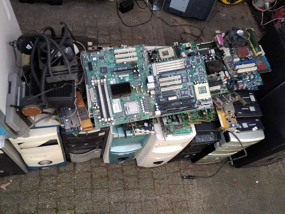 Laptop uszkodzony na czesci pamięć RAM karta grafiki procesory 2GB 8GB