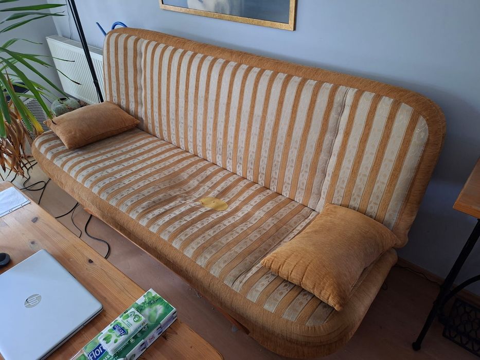 Sofa z poduszkami