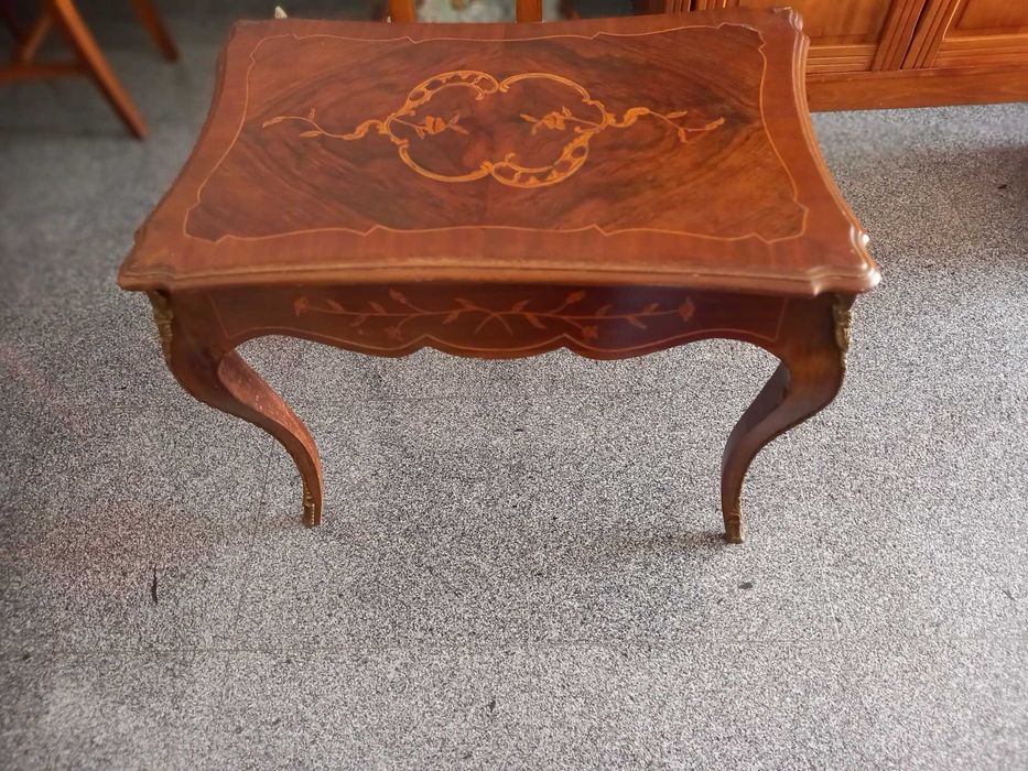 Mesa decorativa com embutidos