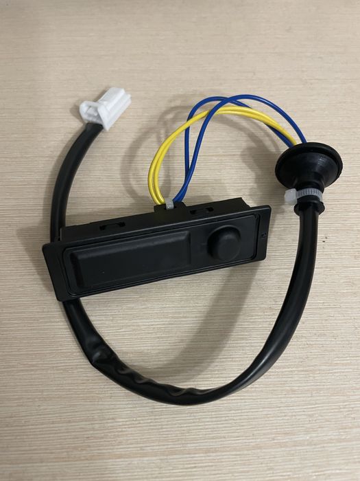 Кнопка багажника Nissan Leaf / Murano / Rogue /Qashqai