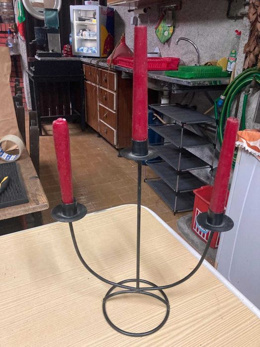 Castiçal de Três Velas em Metal Preto