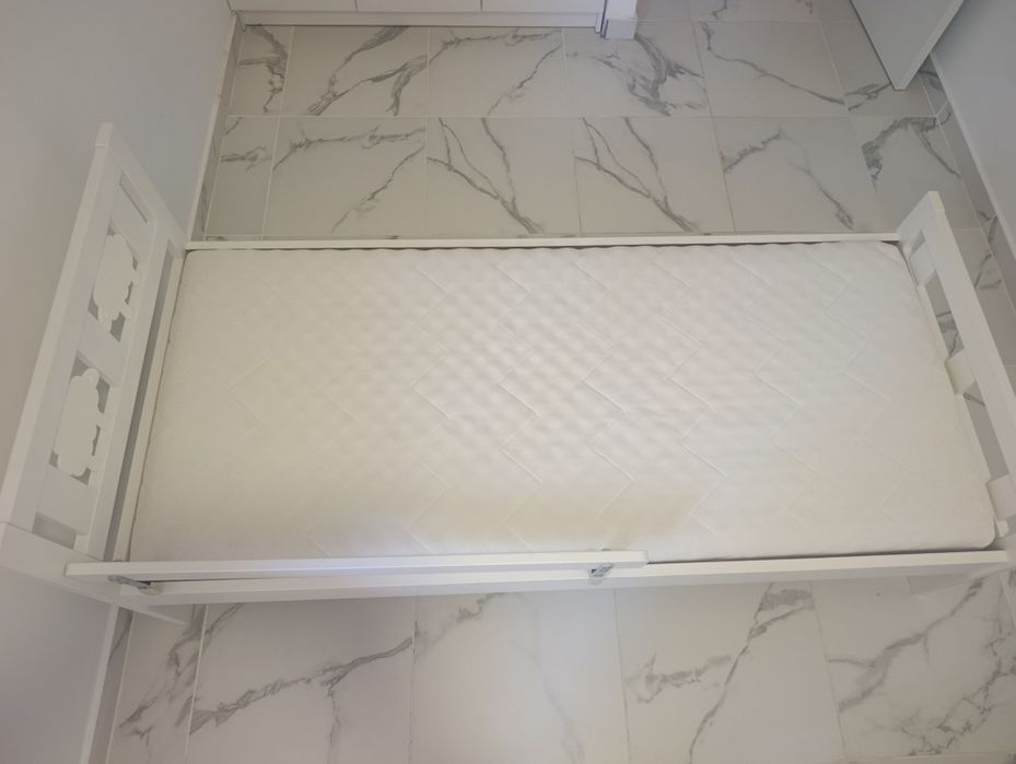 Cama de criança com colchão 70×160cm e proteção lateral pouco uso