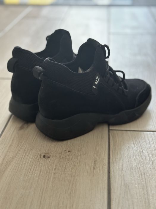 Кросівки жіночі осінні