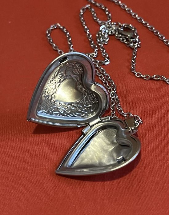 Śliczny sekretnik z łańcuszkiem