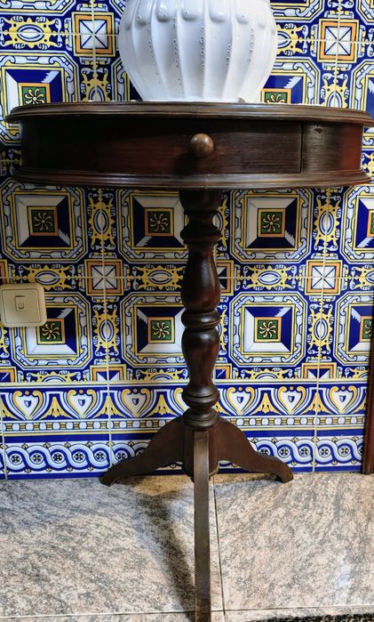 Escrivaninha e Jarrão Decorativo