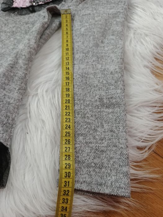 Sweter, Madżi, 128, szary, cekinowe serce, czarna falbanka