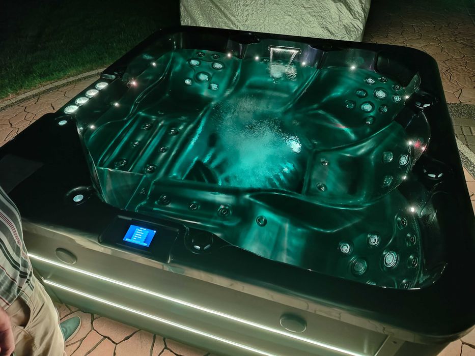 Luksusowe jacuzzi 218x218 cm , 2 lezanki ,63 dysze , pelne wyposazenie