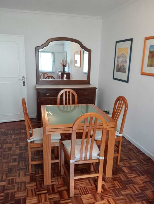 mesa de jantar com 4 cadeiras