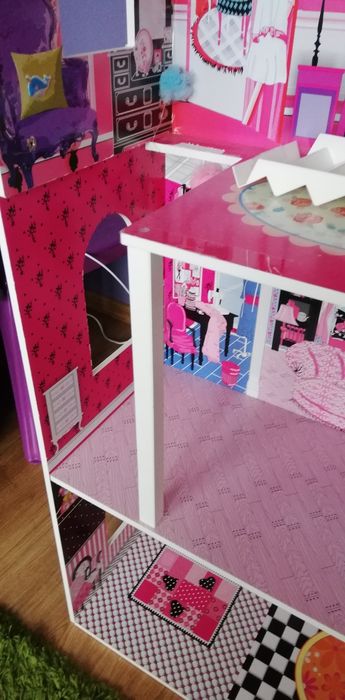 Duży drewniany domek dla lalek