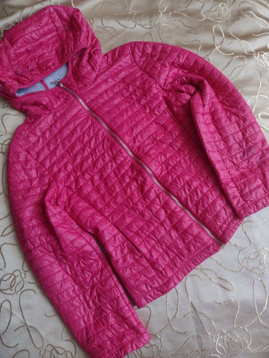 Kurtka pikowana bardzo letnia lekka czerwona z kapturem S