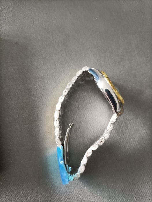 Relógio dourado e preto