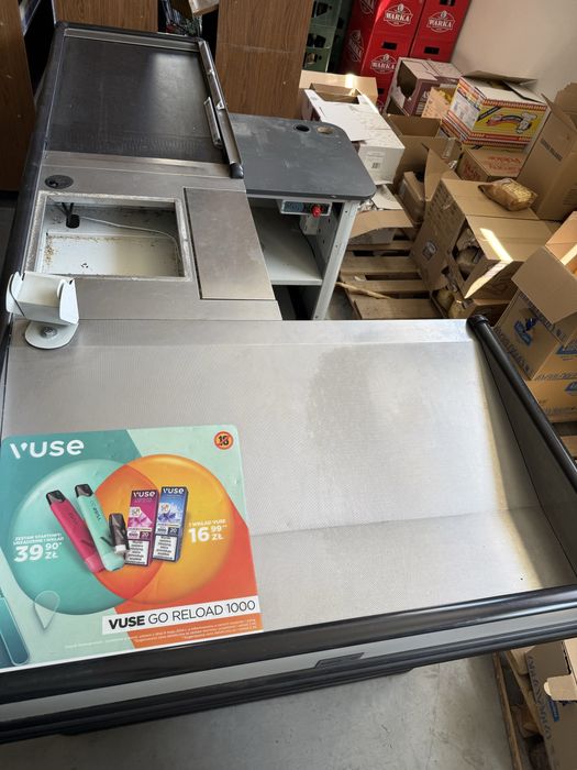 Boks kasowy z tasma i miejscem na przechowanie