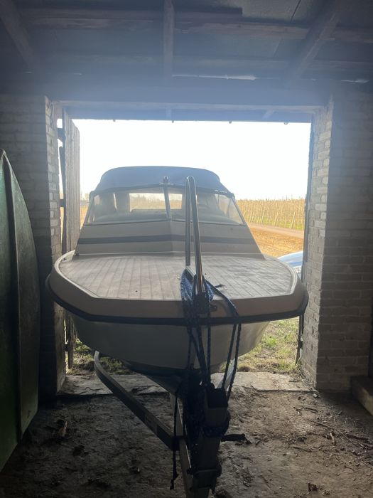 Motorówka kabinowa