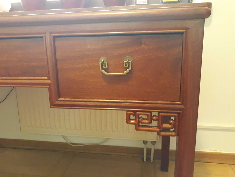 Piękne stylizowane biurko w stylu kolonialnym z litego drewna.