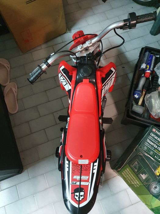 Mota elétrica infantil Injusa Red Fighter 24V – praticamente nova