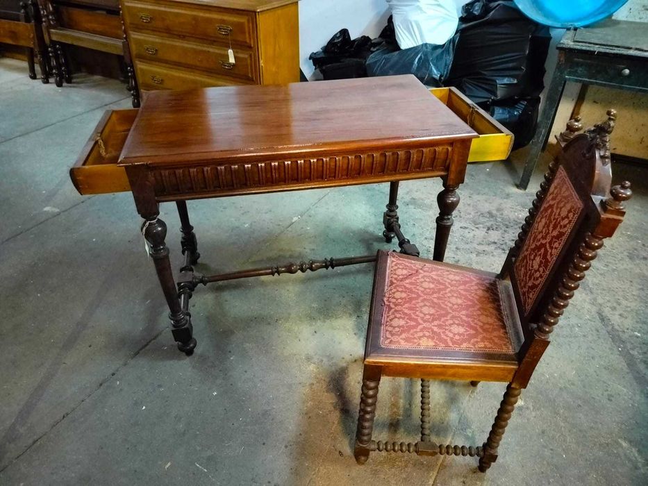 Secretária Antiga com Duas Cadeiras