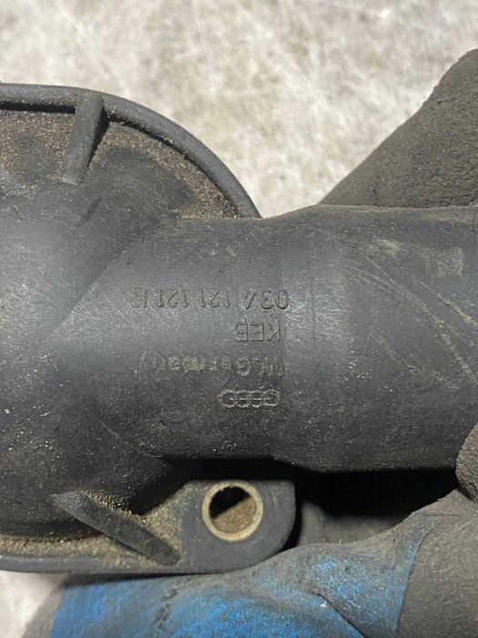 Кришка корпусу термостата Audi 80 100 A6 C4 2.0-2.3  034121121E