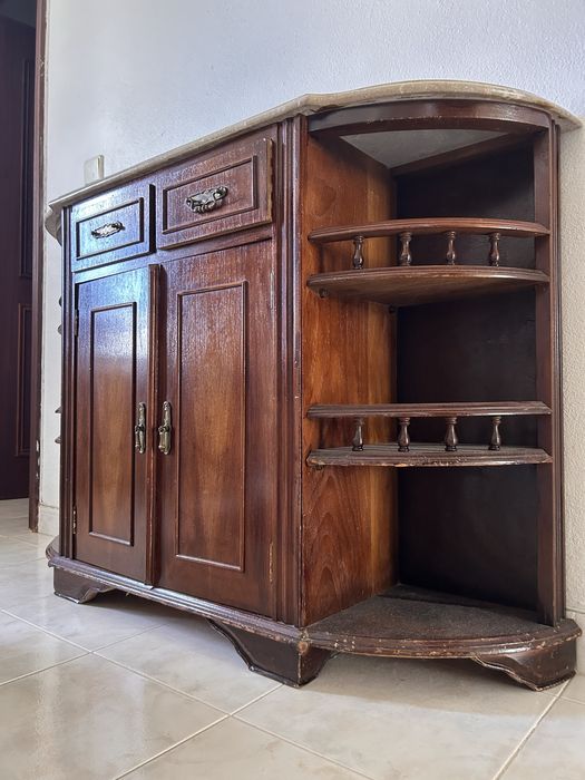 Armário de madeira com pedra por cima