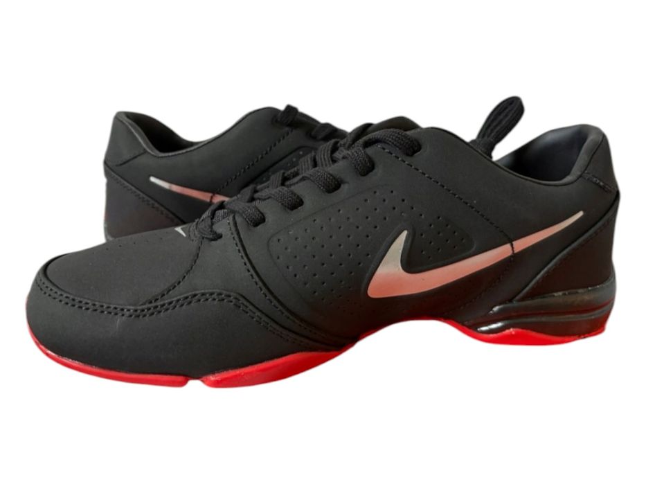 NIKE Toukol III 42/43 wkł. 27,5 cm buty sportowe czarno-czerwone