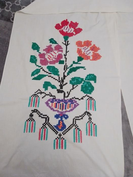 Яскраво вишитий рушник.