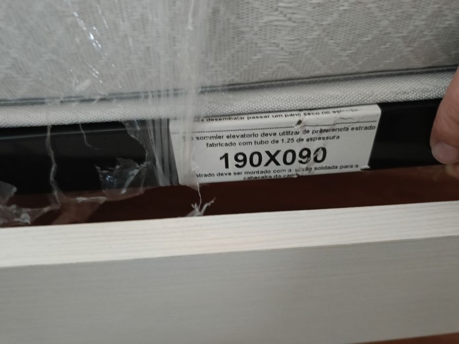 Cama com estrado e colchão 1.90x90