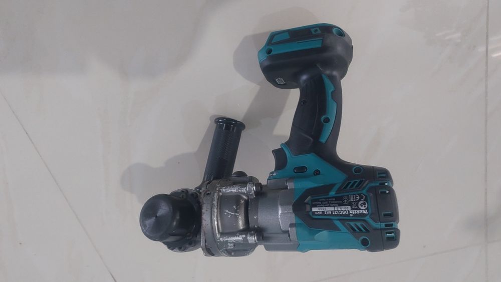 Аккумуляторный резак для резки шпилек Makita DSC121