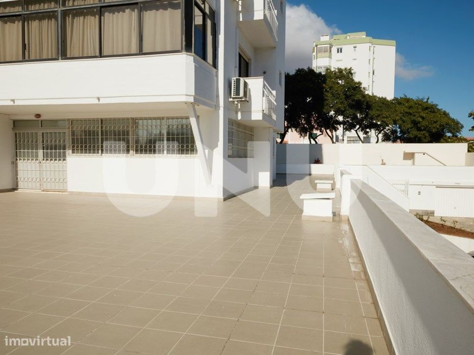 Apartamento T2, remodelado, em condomínio com piscina.