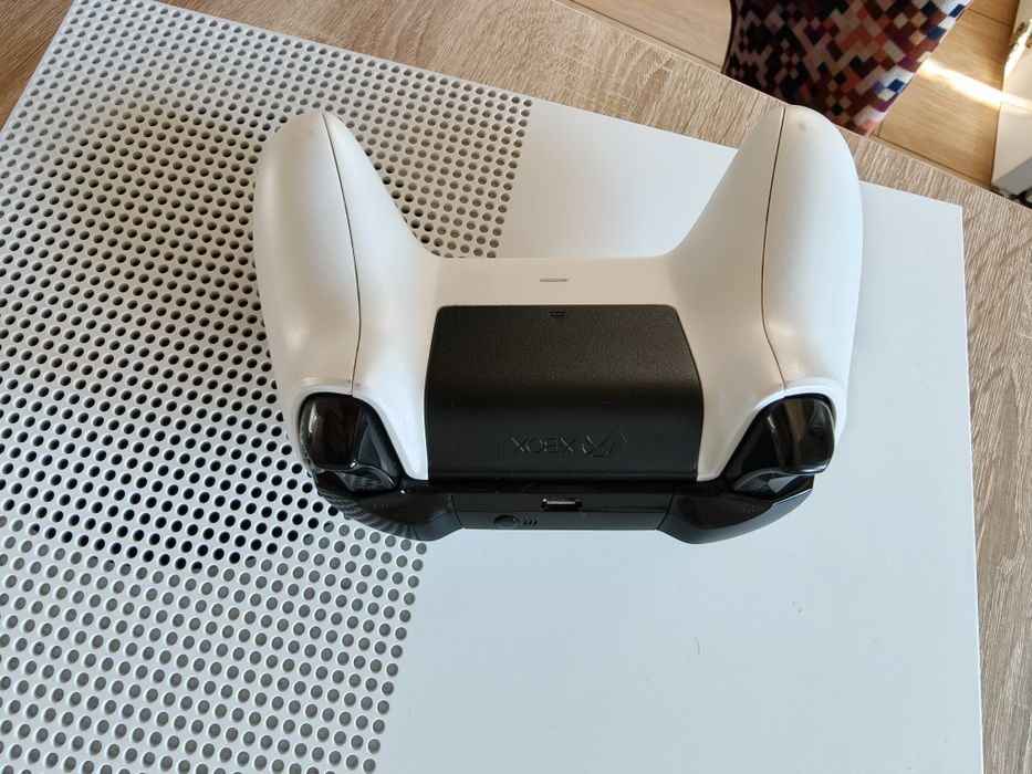Konsola Xbox one s z padem