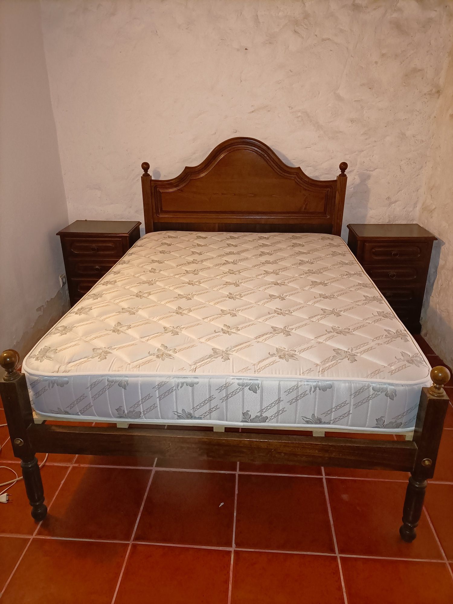Cama de solteiro + estrado+ colchão e duas mesas de cabeceira Reguengo  Grande • OLX Portugal