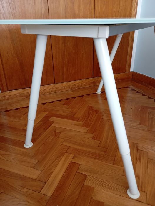 Mesa de Vidro Branca com Altura Regulável - Moderna e Versátil