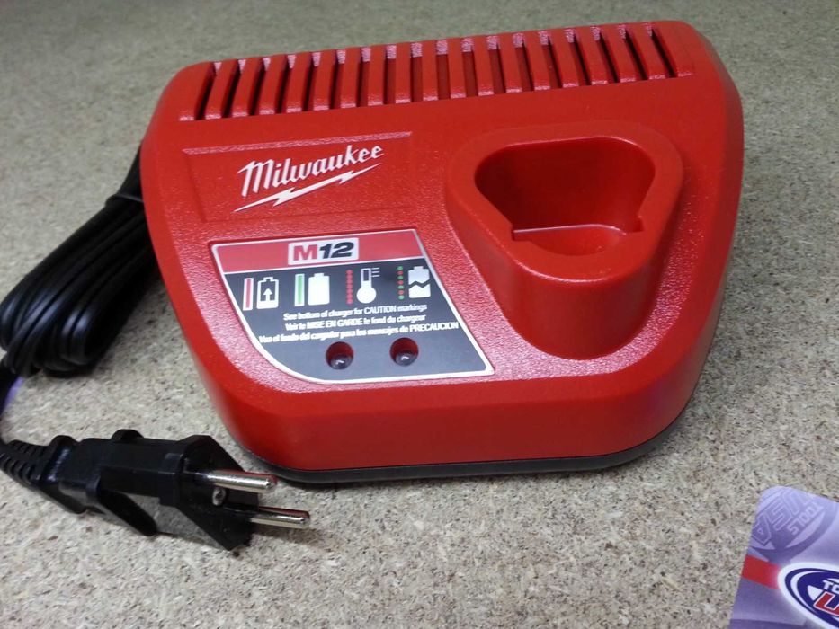 Зарядное устройство 220В (30 мин) M12 Li Milwaukee 48-59-2401