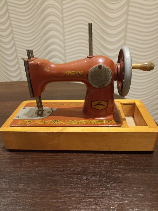 Продам детскую швейную машинку ДШМ2