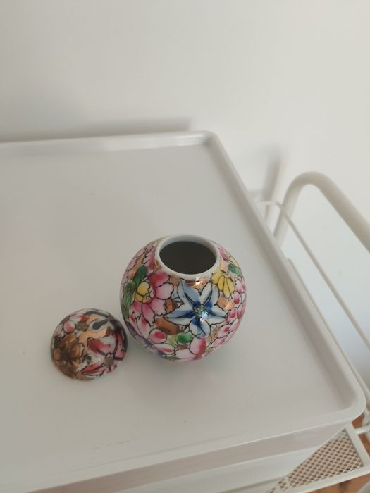 Pequenos vasos de cerâmica e/ou porcelana, pintados a mão