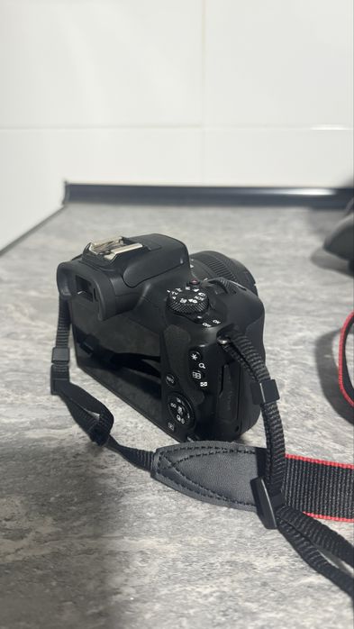 Câmera canon EOS R100