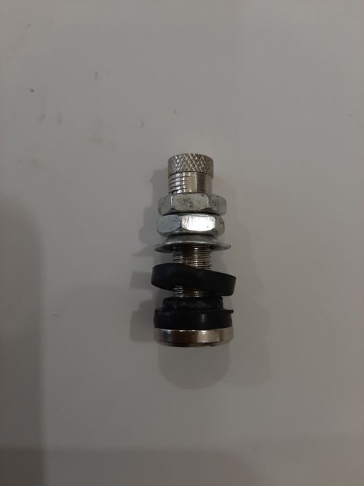 Продам штуцер,ниппель для колес бескамерных,