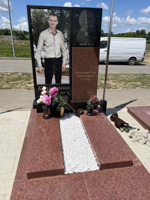 Памʼятники з граніту, бетонні площадки/памʼятники